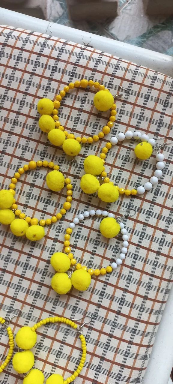 Kit 10 brincos artesanais argolas pompons e miçangas  - Foto 4
