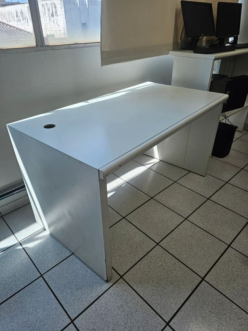 Mesa branca, reforçada para computador ou escritório - Foto 3