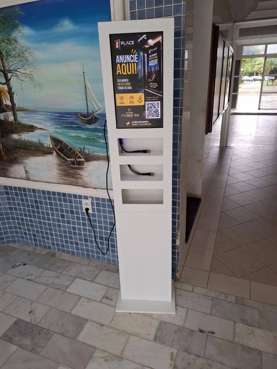 Totem com carregador de Celular