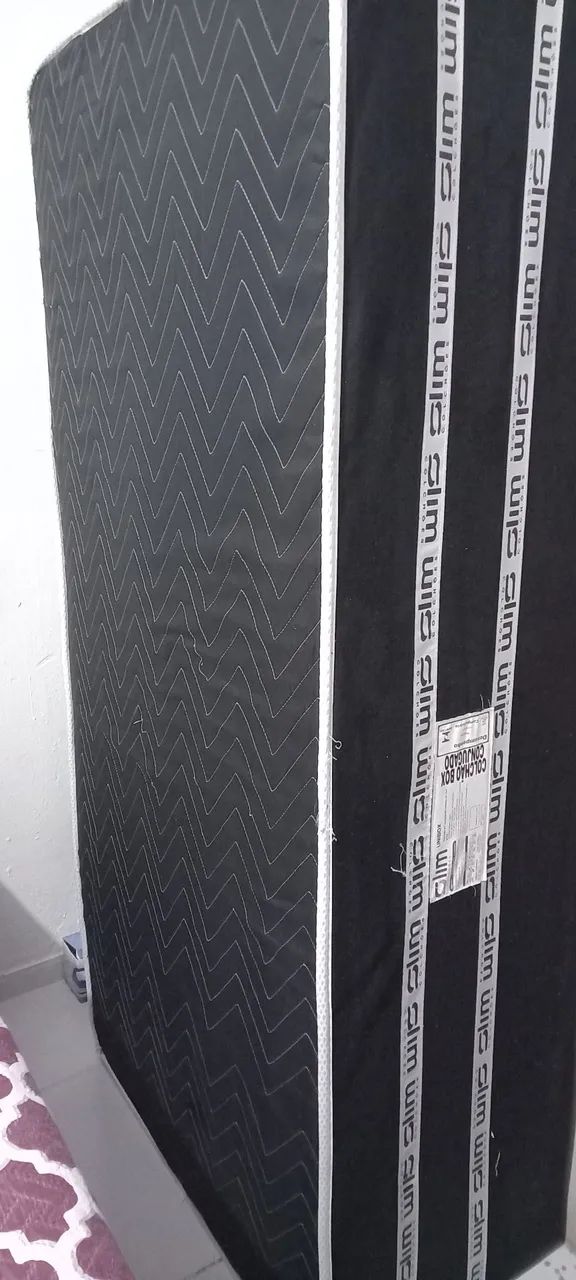 Vendo  uma cama box solteiro seme -novo .