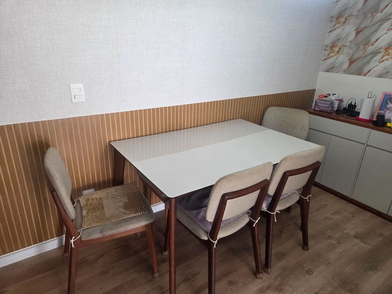 MESA DE JANTAR COM 4 CADEIRAS