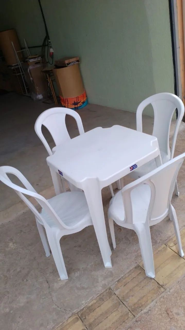 Mesas e cadeiras de plástico 