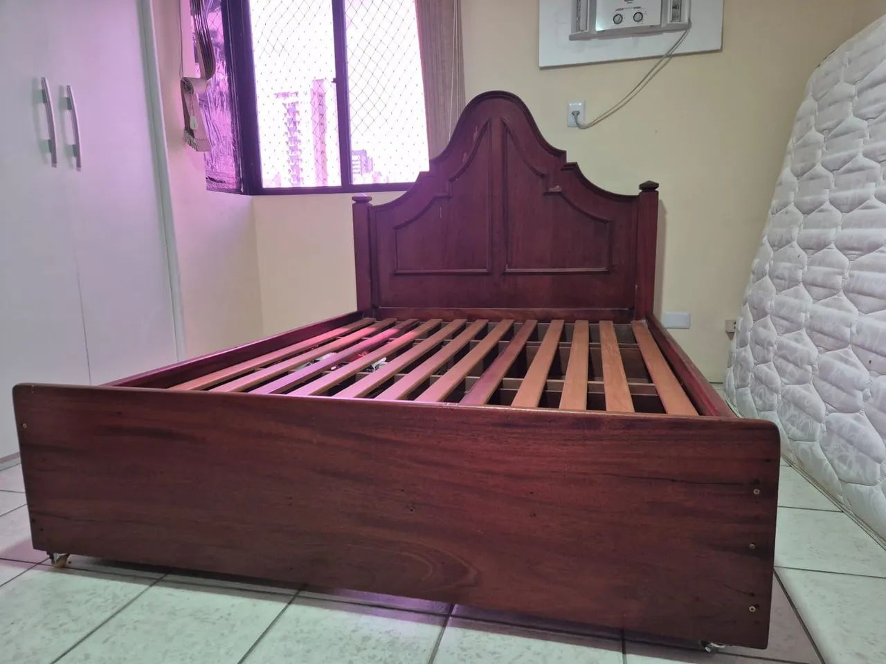 Cama de casal, madeira maciça nobre, tom mogno.  - Foto 2
