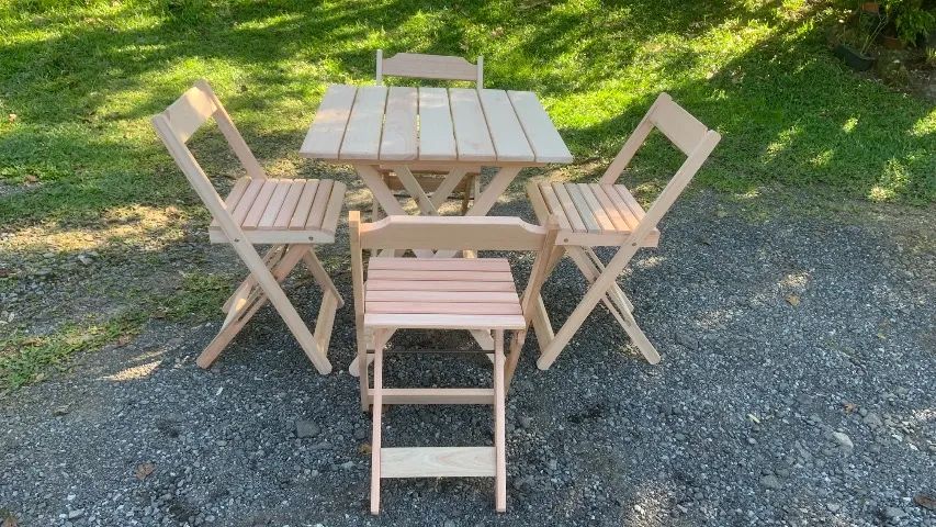 Conjunto de mesa e cadeiras dobráveis 