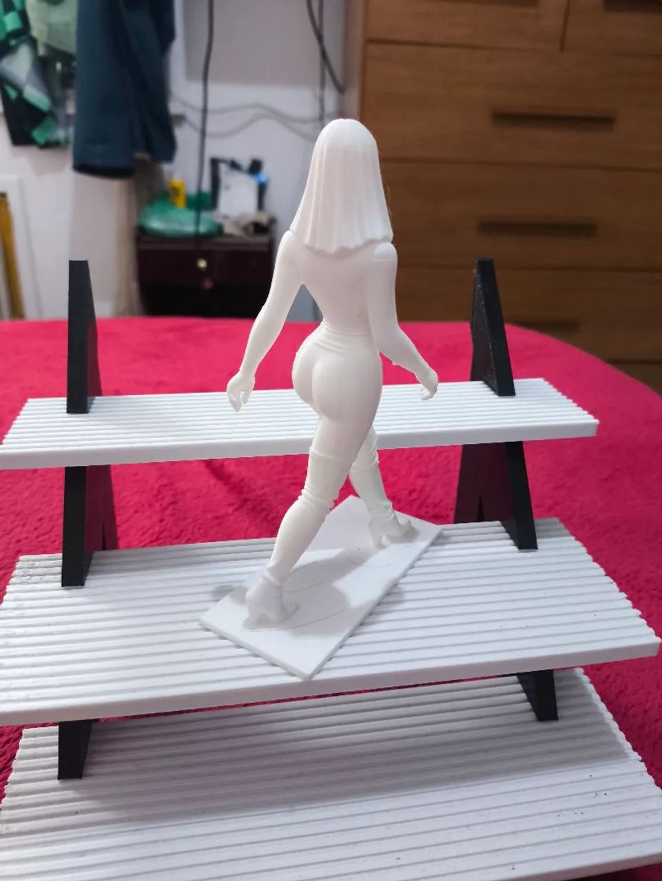Miniatura "Ghost Walk" - Peça Decorativa com Pose Sensual - Foto 2