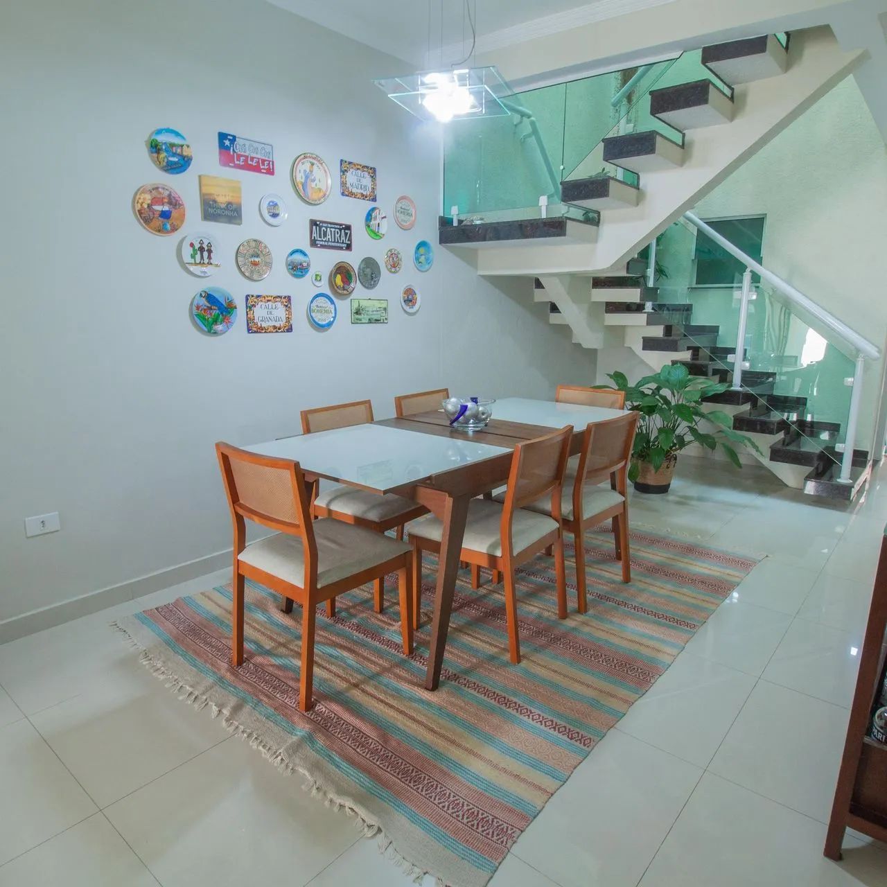 Mesa extensível com tampo de vidro e madeira com 6 cadeiras