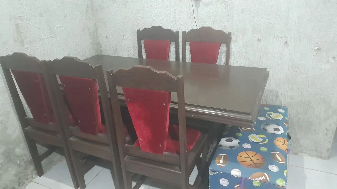 VENDO MESA COLONIAL, MADEIRA, 5 CADEIRAS - Foto 2