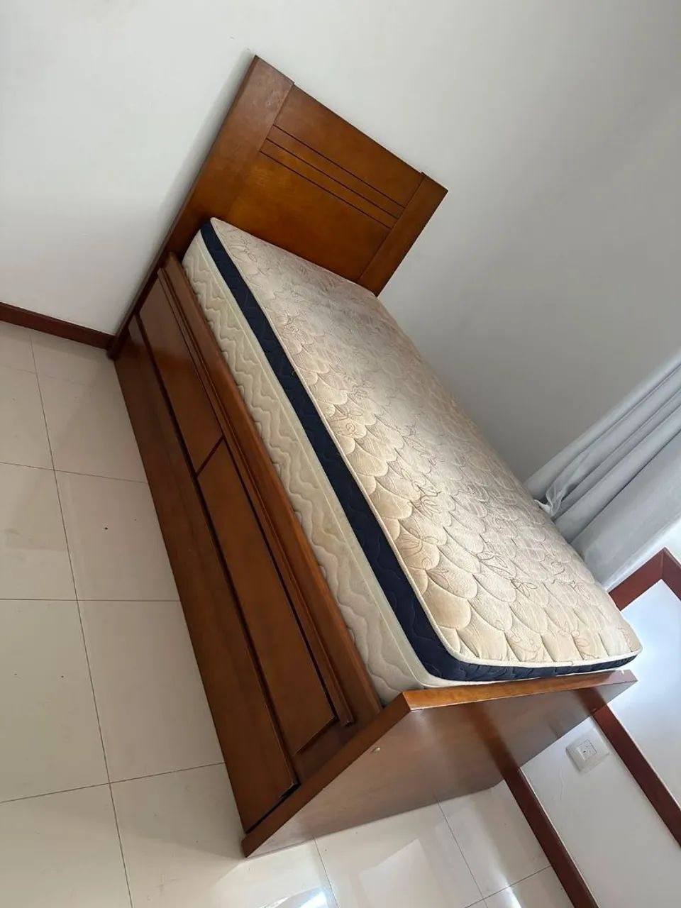 Cama para solteiro de madeira.