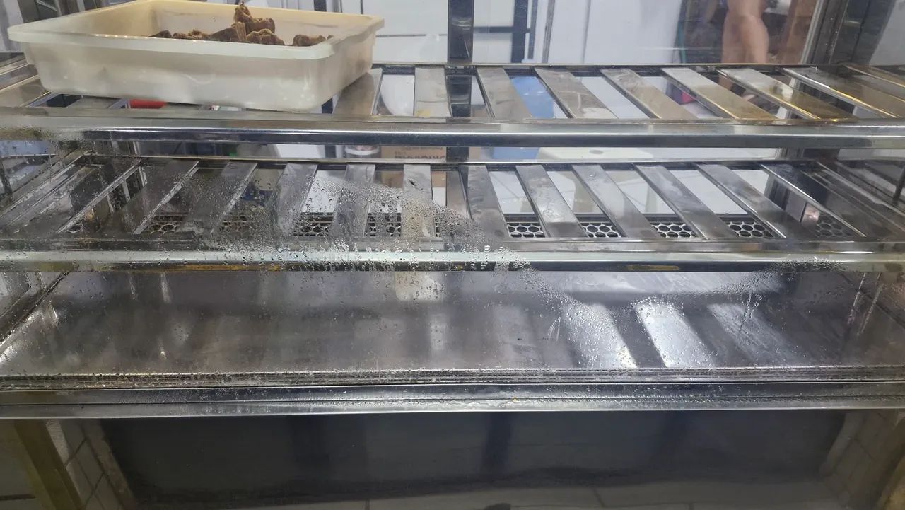 BALCÃO DE TORTA E DOCES TODO EM VIDRO E INOX E MÁRMORE  - Foto 4