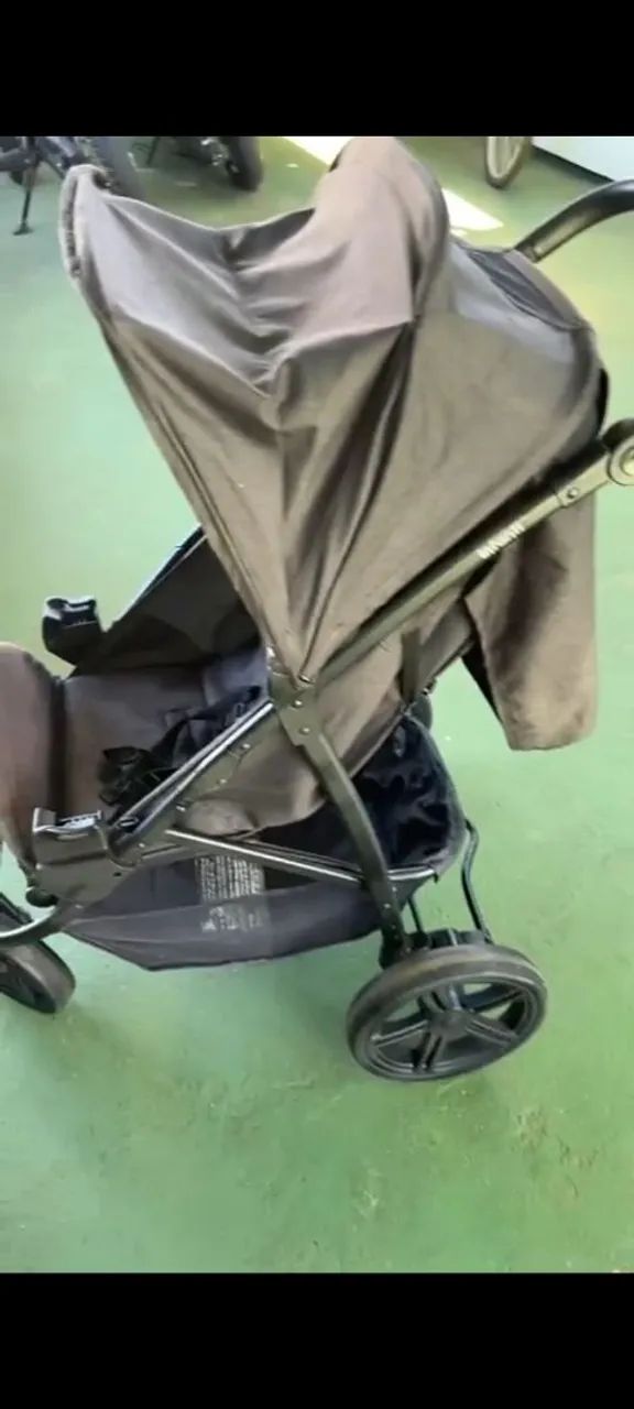 Carrinho de bebê muito conservado 