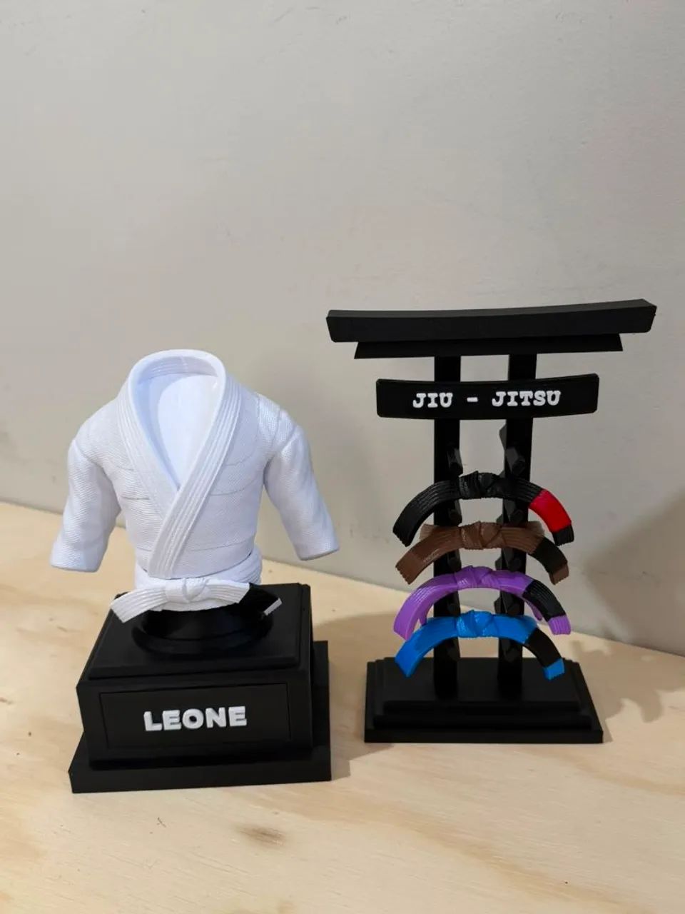 Troféu Kimono + Expositor de faixa 