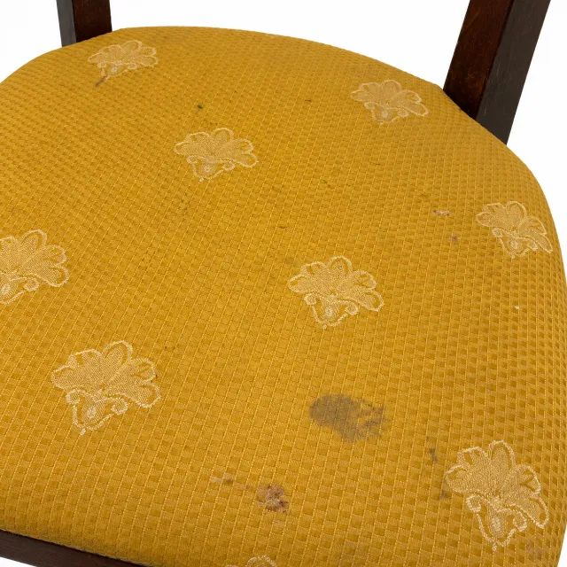 Cadeira Clássica em Madeira com Estofado Amarelo e Pés Curvos - Foto 3