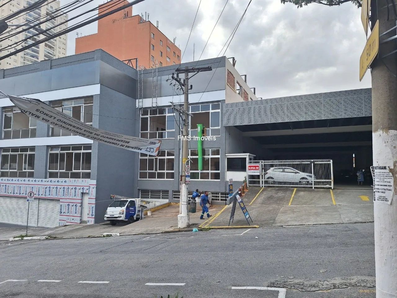 Prédio comercial com 100 vagas no Cambuci