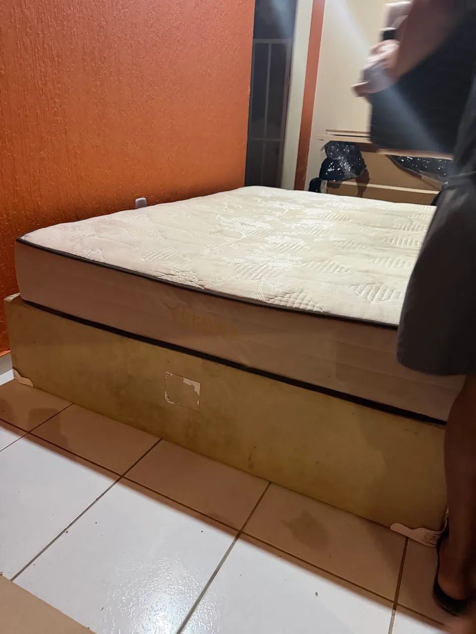 Vende-se cama box casal