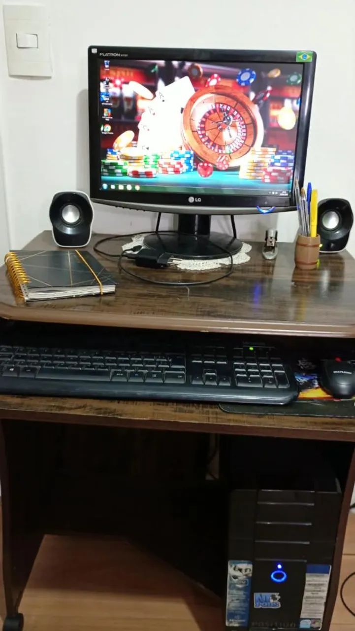 Computador, mesa e cadeiras 