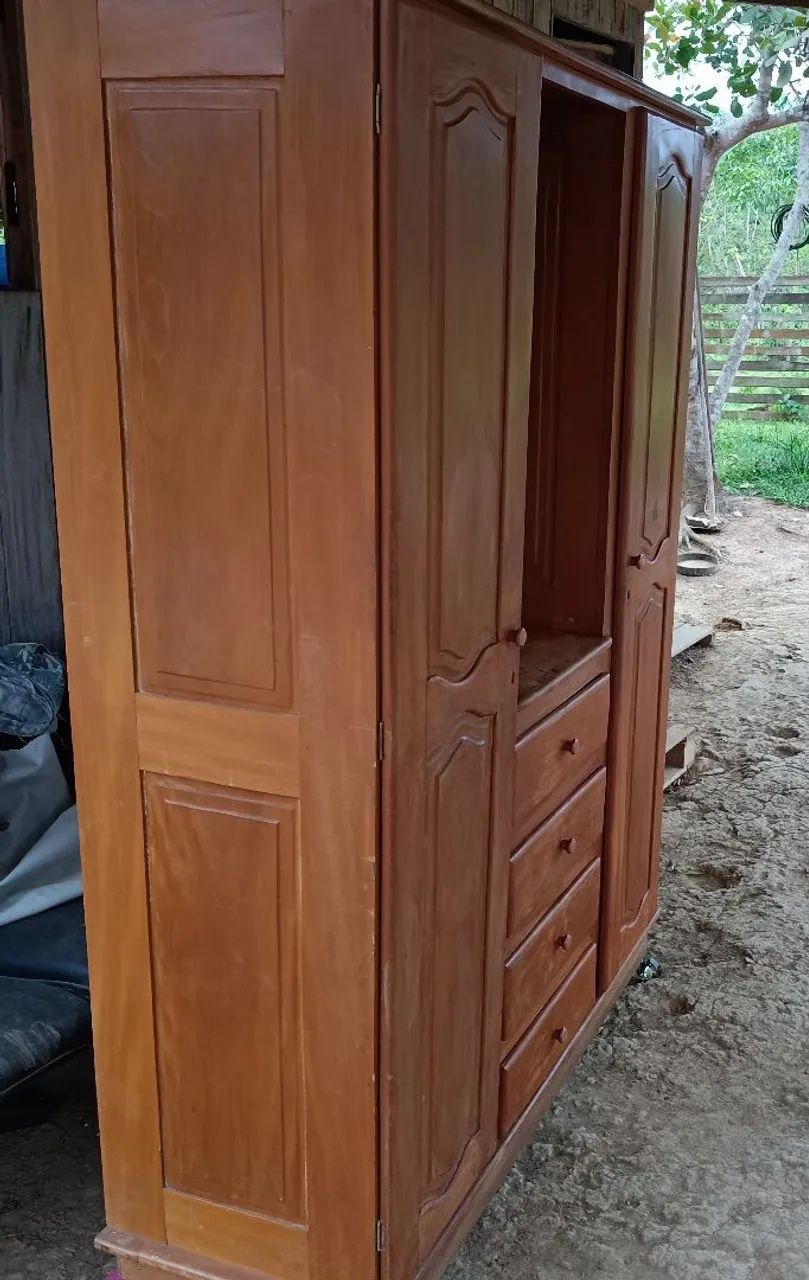 Guarda roupa de Madeira com espelho e rodinhas super conservado  - Foto 3