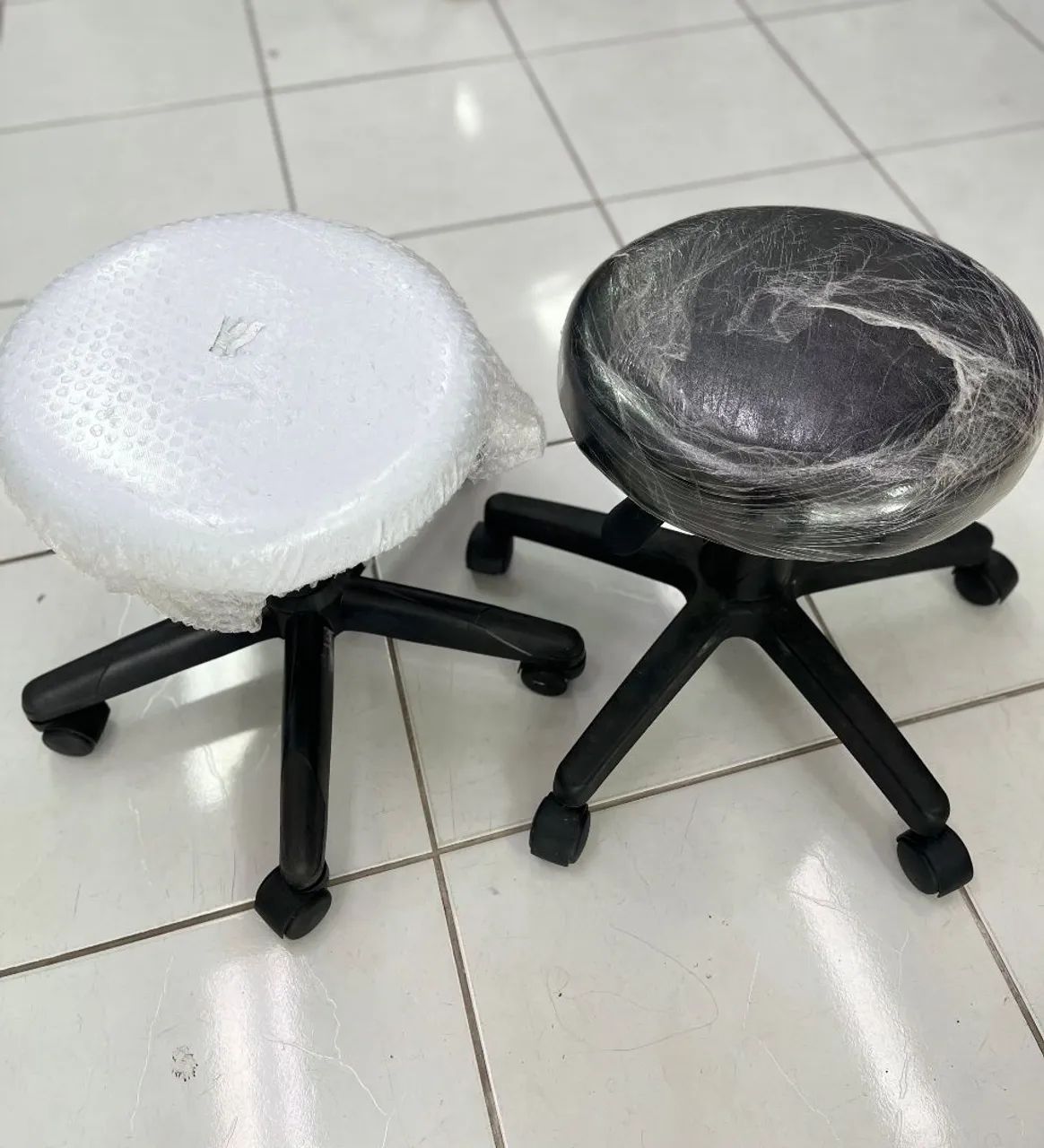 Cadeira tipo Mocho, Branco ou Preto - Novo com Nota