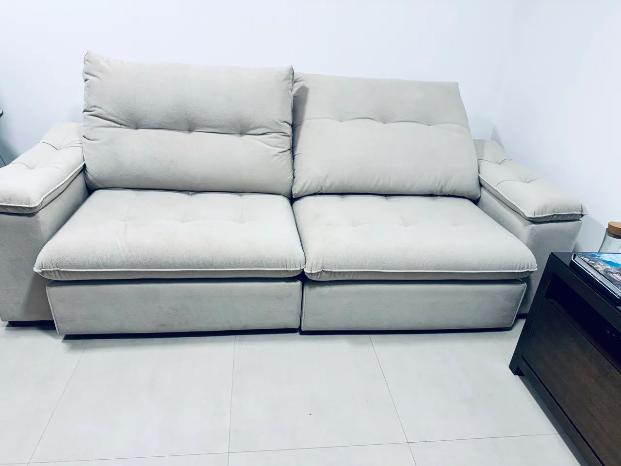 Sofá retrátil e reclinável em suede  - Foto 4