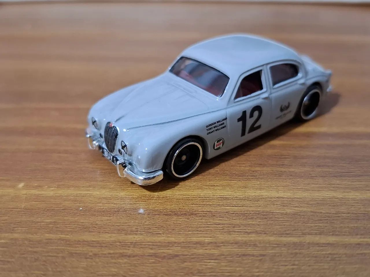 5 HotWheels diversos + brinde!  - Foto 2