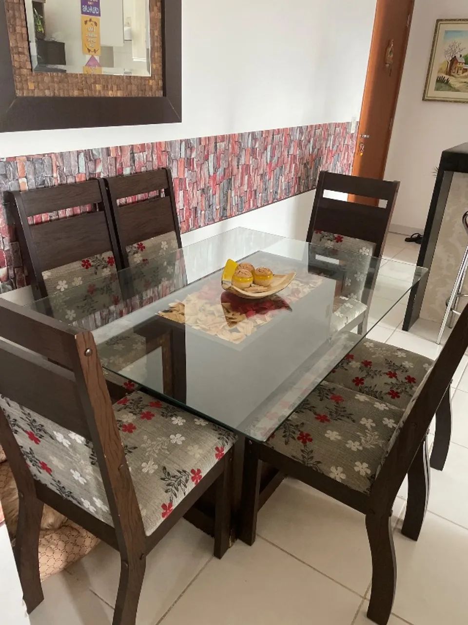 Mesa de jantar retangular com 6 cadeiras! Semi nova !