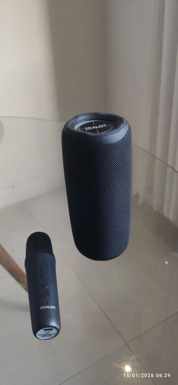 Caixa de som com microfone 