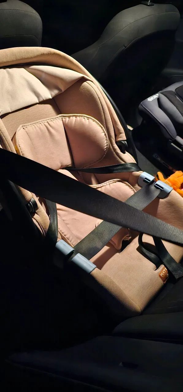 Carrinho burigotto com bebê conforto seminovo - Foto 2