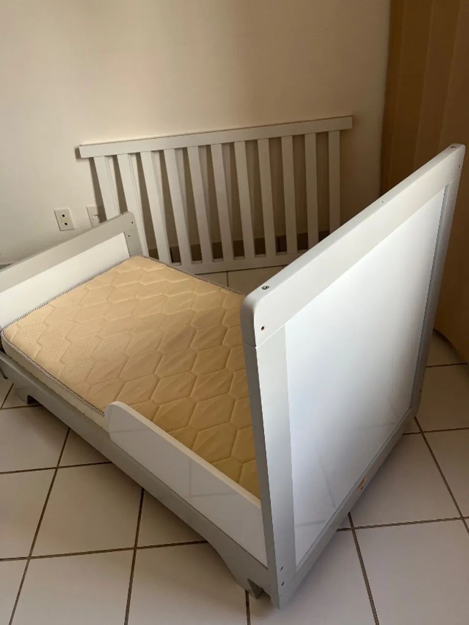 Berço que vira cama