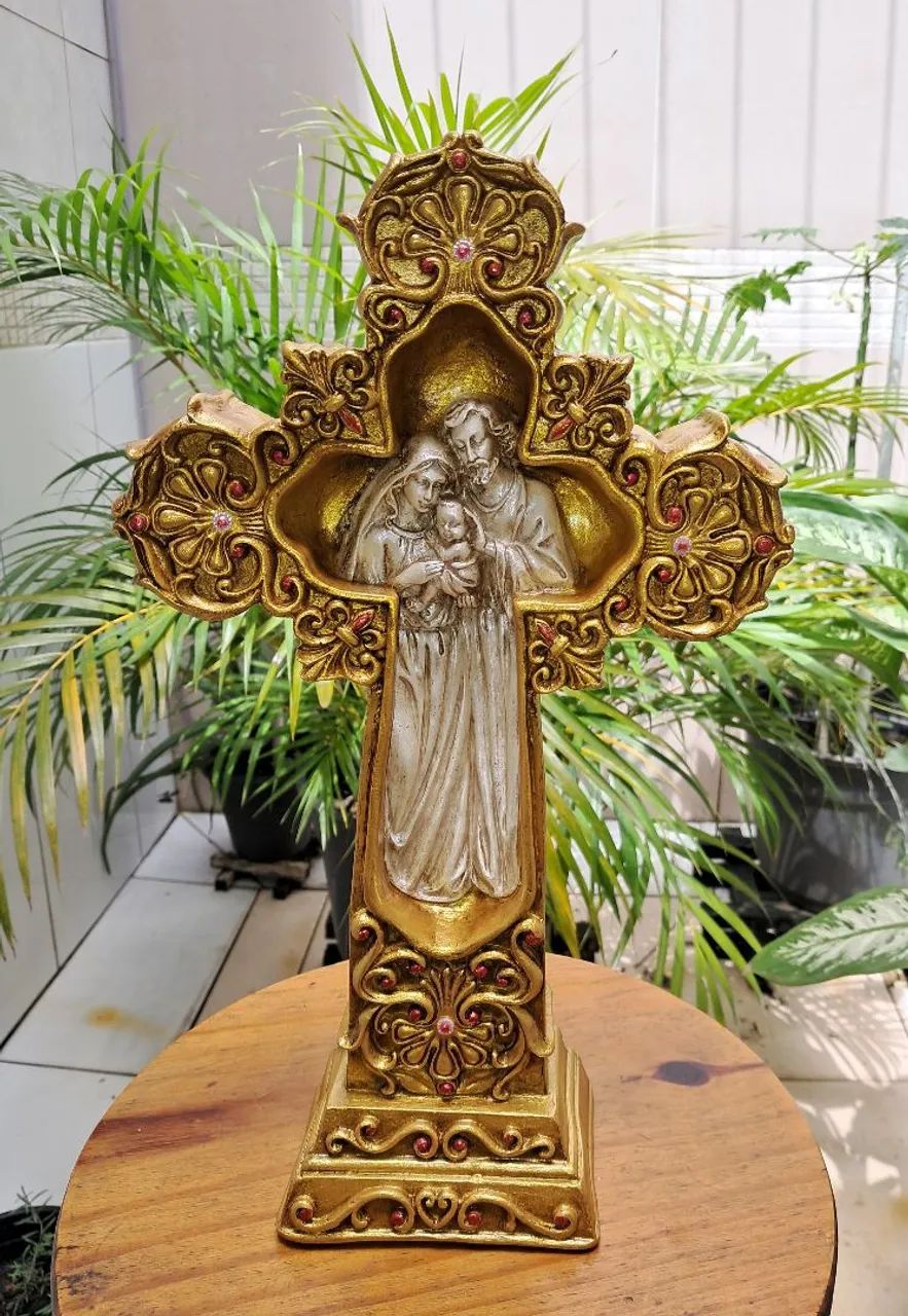 Crucifixo Sagrada Família em gesso com pintura metálica dourada.
