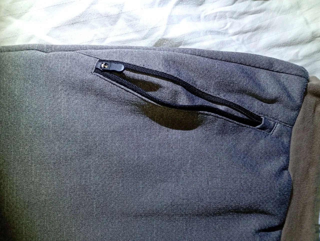 Calça Mizuno original cinza tam G 96% algodão 4% elastano. 2 bolsos com zíper e um cordão  - Foto 4