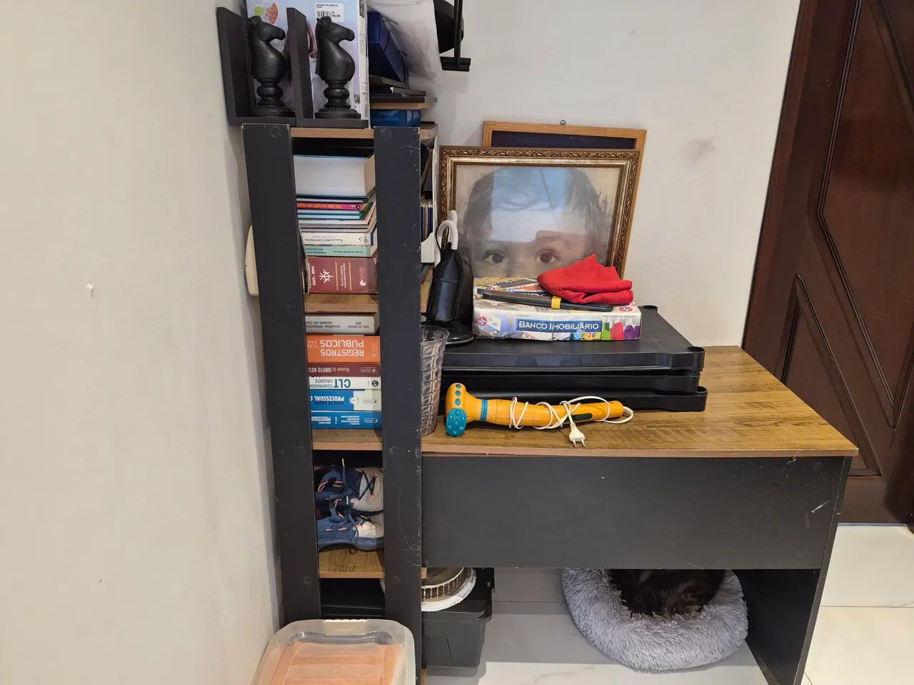 Mesa de escritório com estante