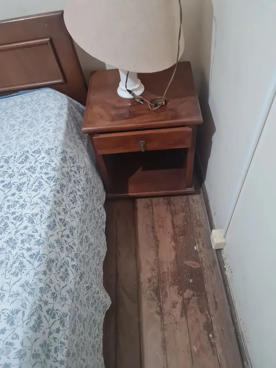 Cama de casal em mogno e 2 criadodos e colchão! - Foto 3