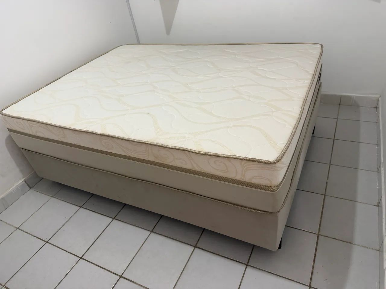 Camas de casal e Arara de Roupas