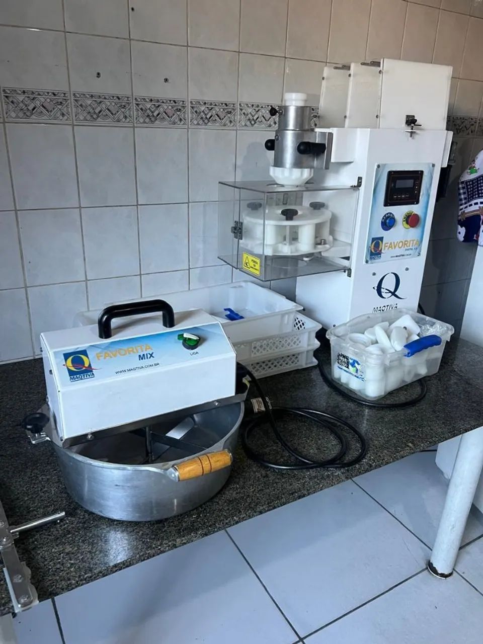 Trailer completo e máquina de fazer e modelar salgados - Foto 2