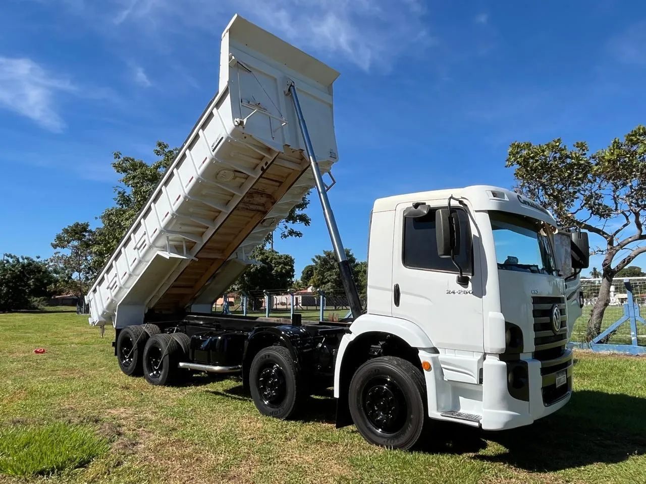 Caminhão Bitruck Caçamba - Foto 10