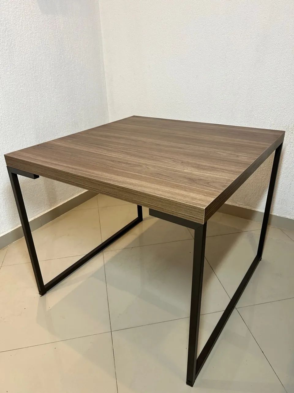 Mesa de jantar quadrada 