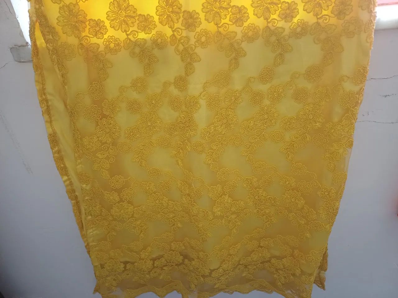 Vestido amarelo longo de renda - Foto 5