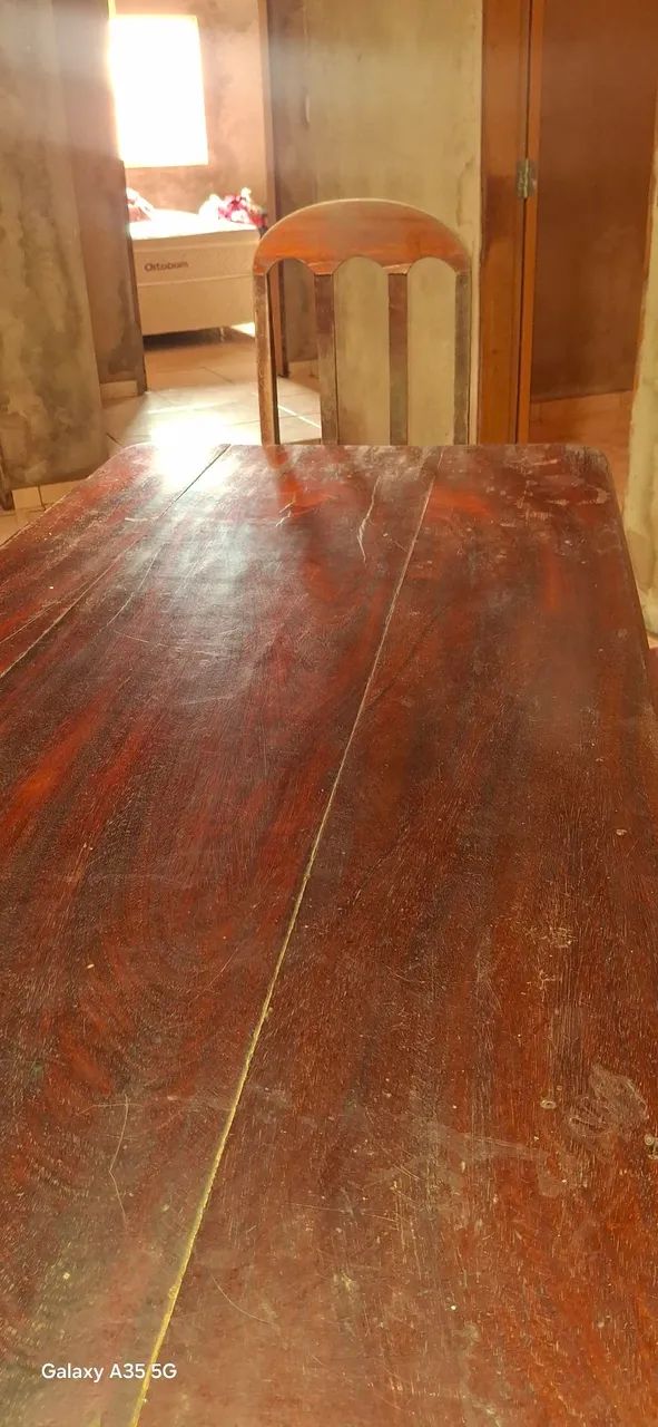Mesa de madeira com 6 cadeiras
