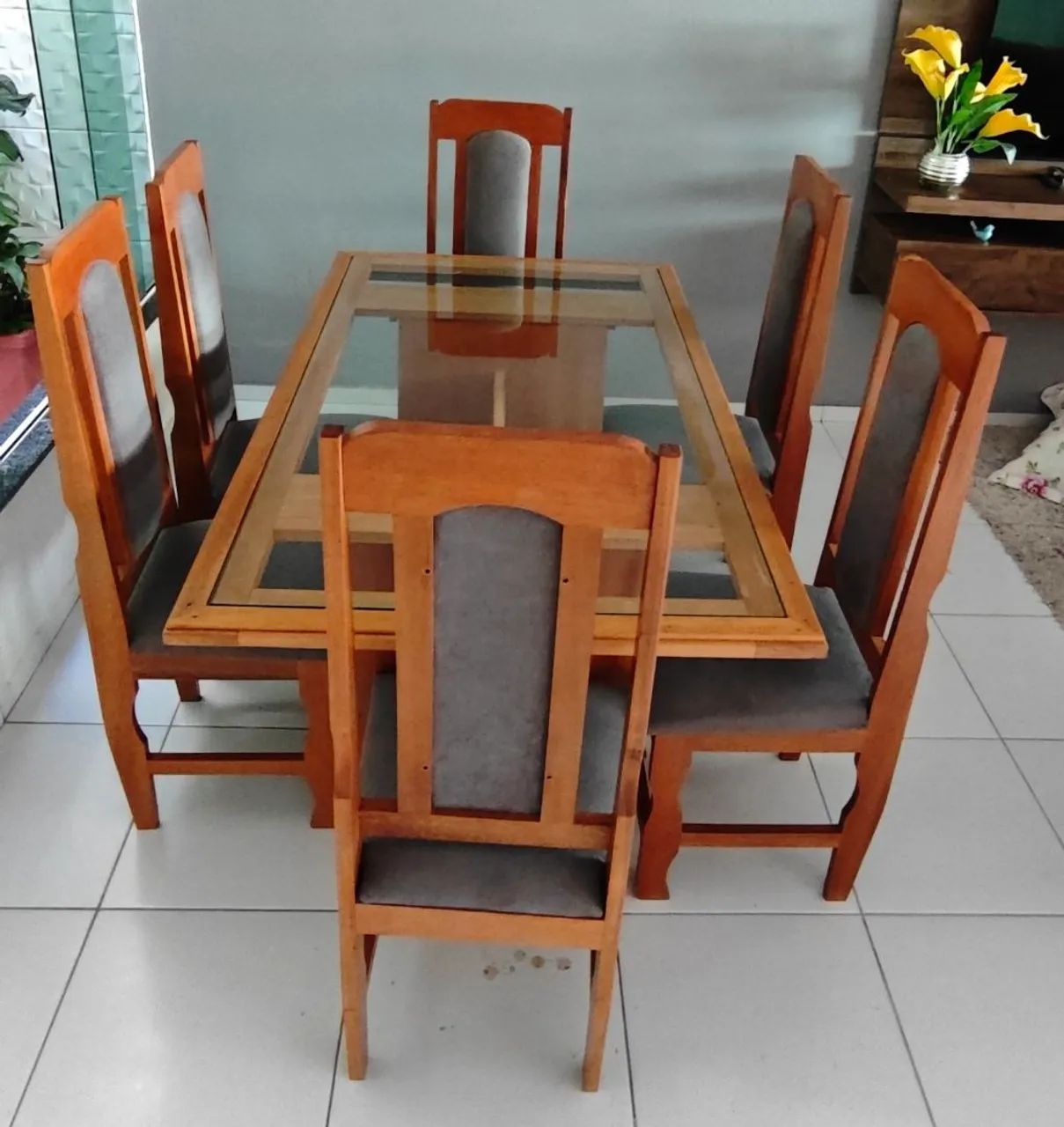 Mesa de Madeira 1,60 por 0,90, com 6 cadairas - Foto 5