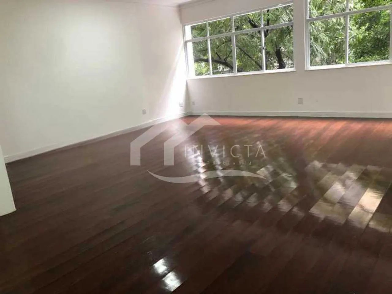 IMPERDÍVEL QUATRO QUARTOS PRÓXIMO AO ARPOADOR