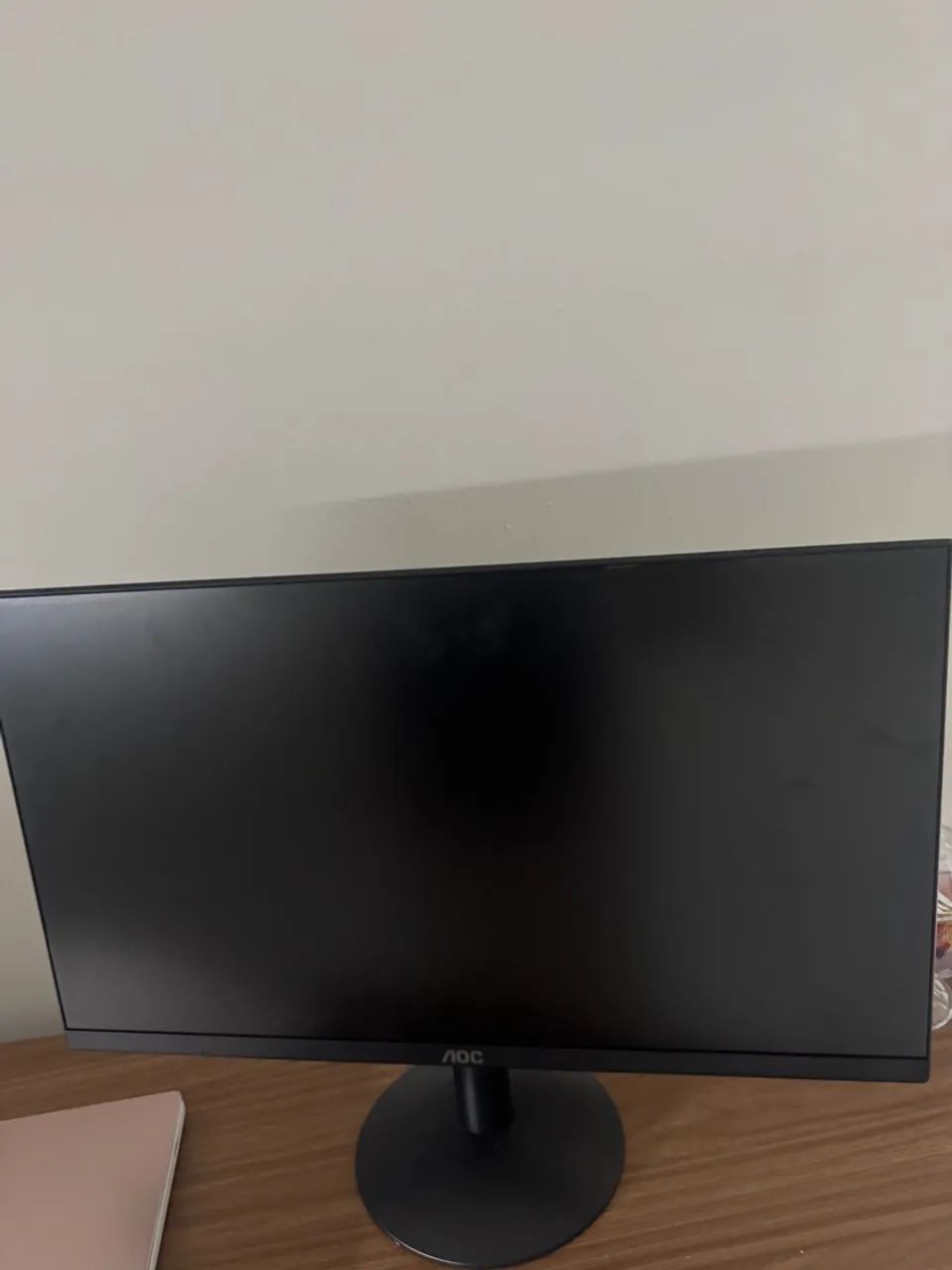 monitor é um AOC 22B30HM23, de 21,5 polegadas
