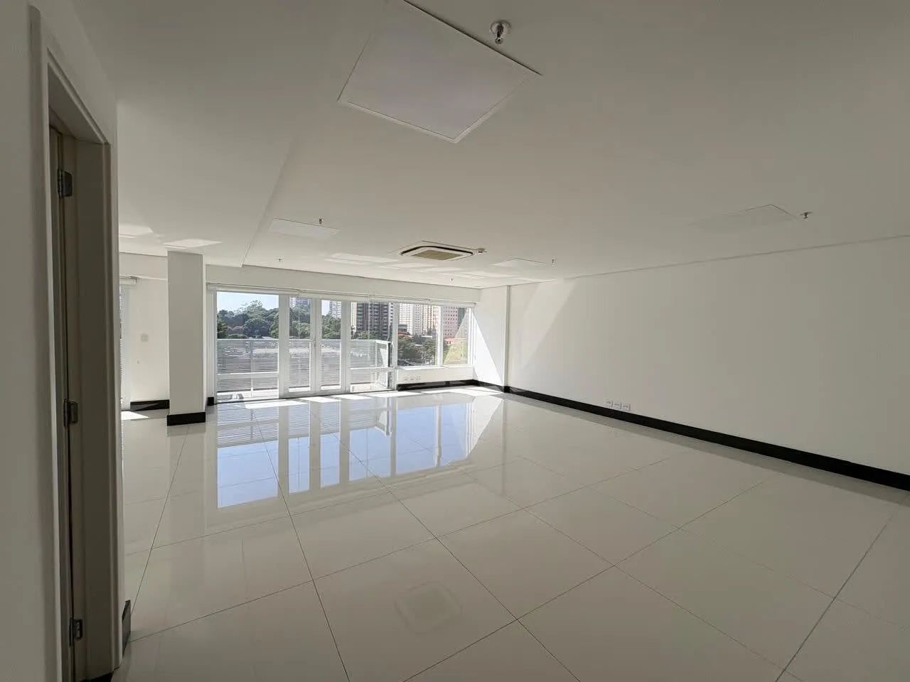 Sala comercial na Alameda Madeira, 162 - 704  100 m²