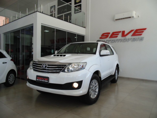 TOYOTA HILUX SW4 3.0 4X4 5 LUGARES
