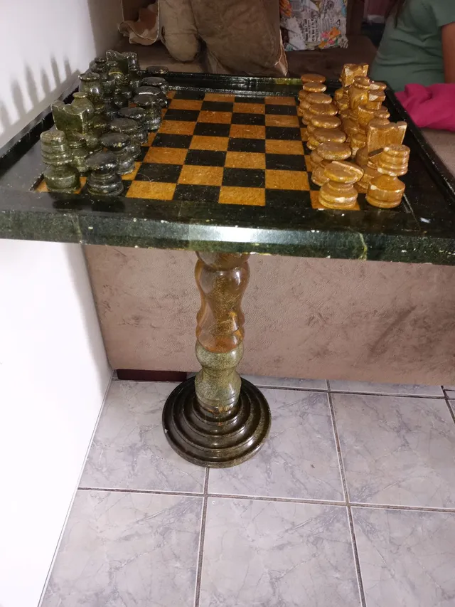 Mesa de xadrez com gaveta e 2 cadeiras