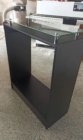 BALCÃO CABIDEIRO COM TAMPO DE VIDRO