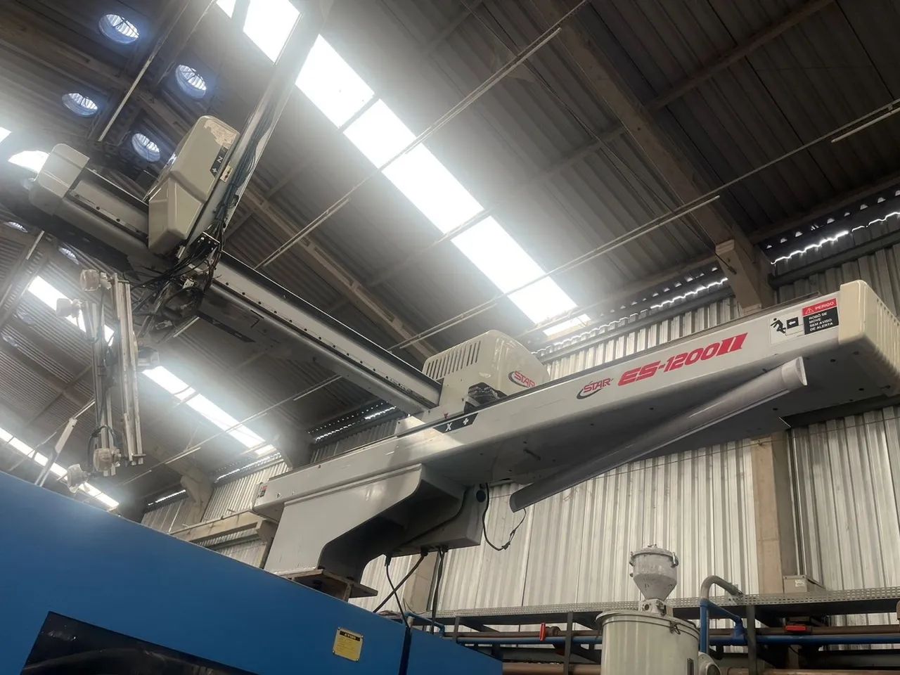 Injetora Haitian 600 toneladas com robô  - Foto 4