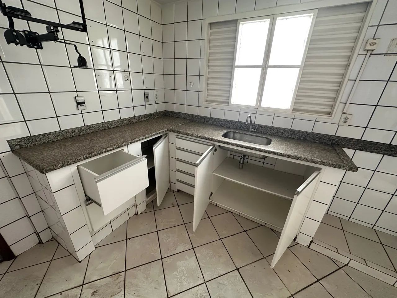 Pia de Cozinha Grande com armário embutido branco usado  - Foto 6