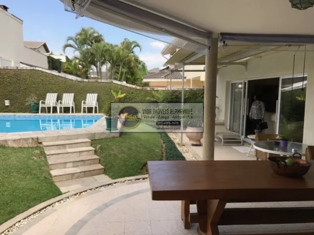 Localizada em um dos melhores condomínios de Alphaville, o Residencial 12, esta casa de co