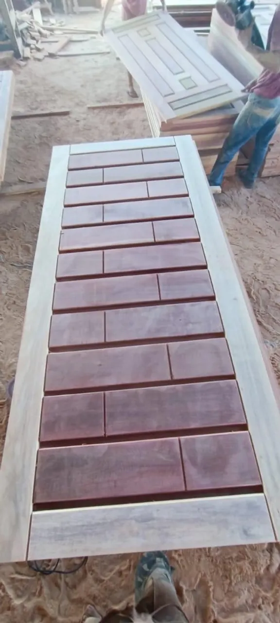 Porta de Madeira Maciça com Design Moderno