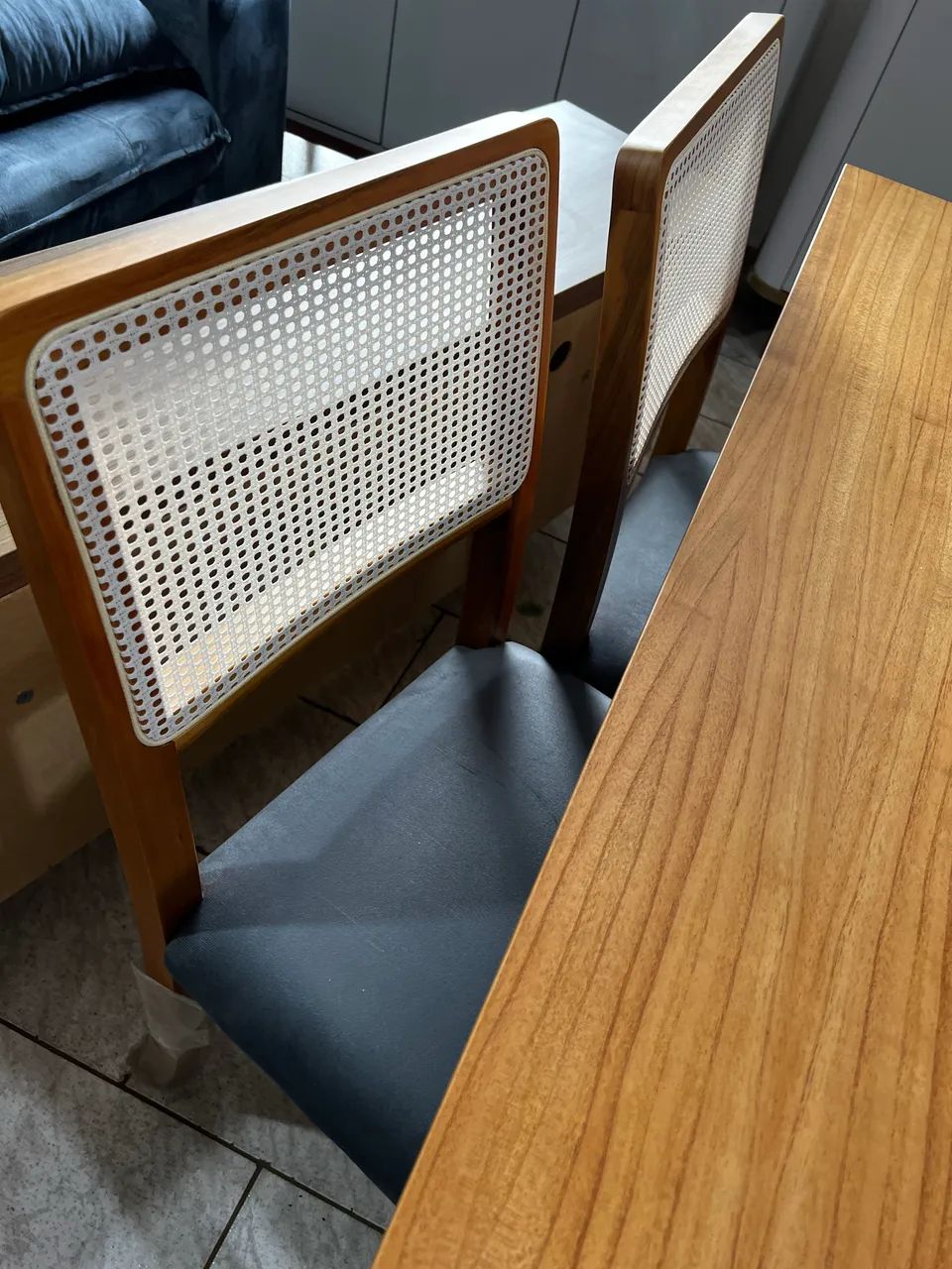 Mesa de Madeira Com 04 Cadeiras Novas 