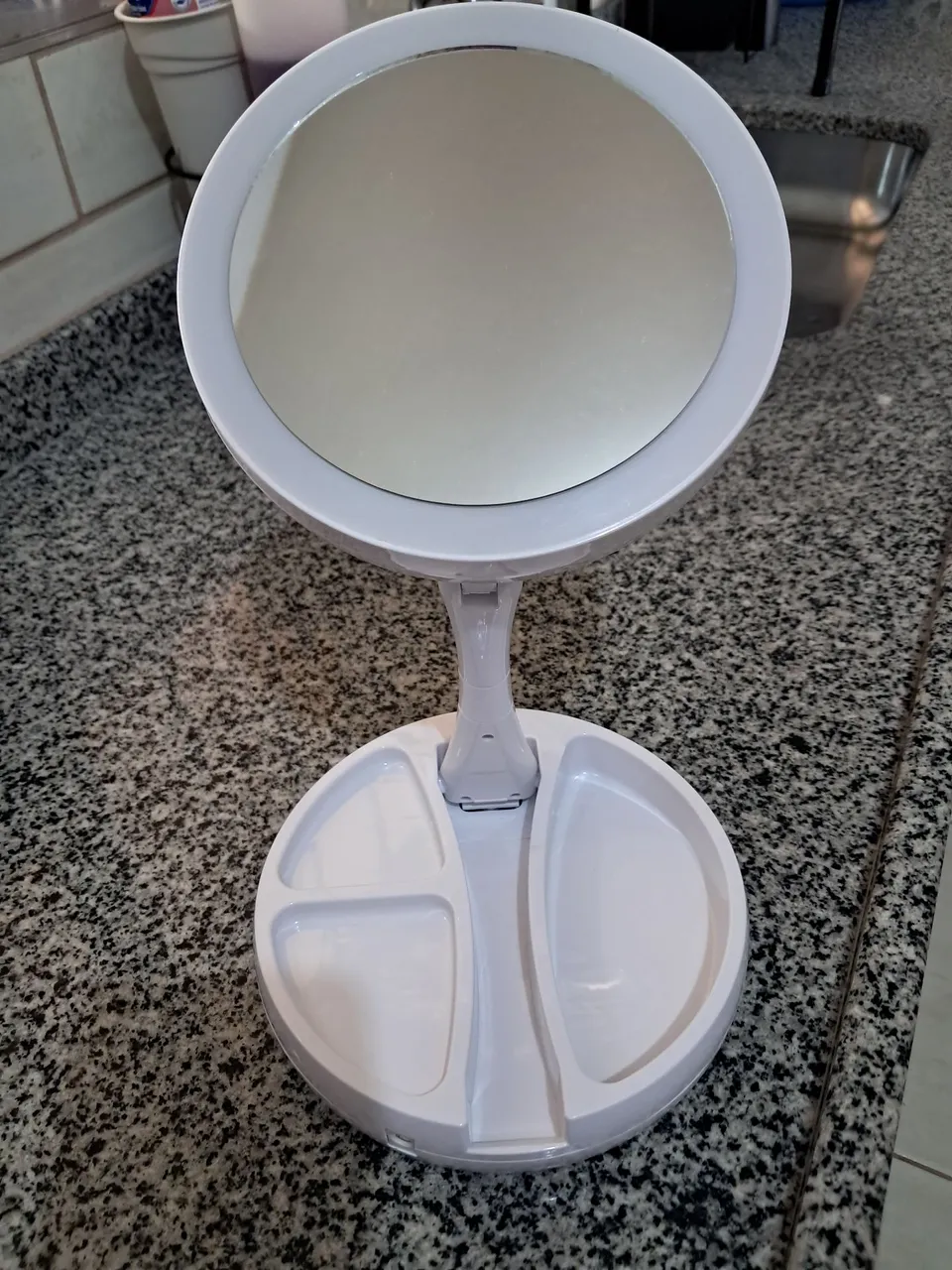 Espelho de Maquiagem com LED e Bandeja - Perfeito!